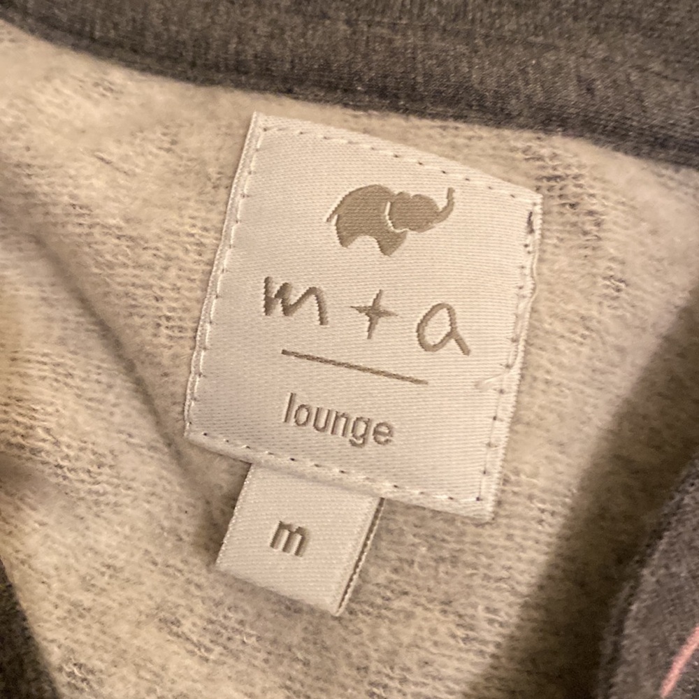 Monica + Andy Heart Patterned Gray Sweatshirt. Size M - Picture 3 of 6